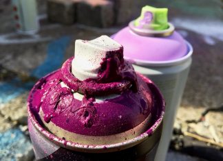 Sprühflaschen mit Farbe stehen auf dem Boden. Foto: pixabay/symbolbild