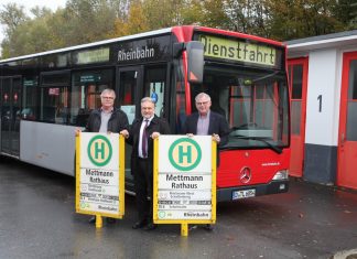Zeigen zwei der demontierten Schilder: Hans Männel, Vorsitzender des Vereins „Linie D“, Bürgermeister Thomas Dinkelmann, Helmuth Höhn von der Unternehmensentwicklung der Rheinbahn. Foto: Rheinbahn