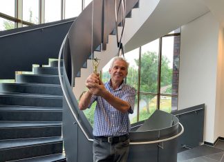 Josef Vavro vor der Treppe, mit der er den Preis gewonnen hat. Foto: Büro Vavro