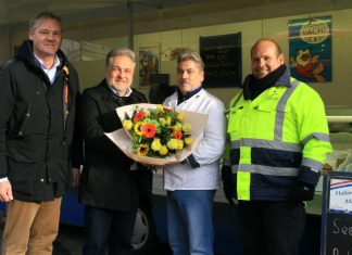 Wirtschaftsförderer Stephan Reichstein, Bürgermeister Thomas Dinkelmann, Nicolaas van der Zwan und Marktmeister Markus Heisig. Foto: Kreisstadt Mettmann