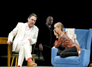 Jens Winterstein und Silvia Weiskopf stehen für "Biografie: Ein Spiel" auf der Bühne. Foto: Birgit Hupfeld