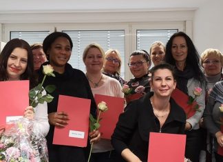 Diese 20 Pflegefachkräfte haben ihre Weiterbildung zur Praxisanleitung in der Pflege abgeschlossen. Foto: Kreis ME