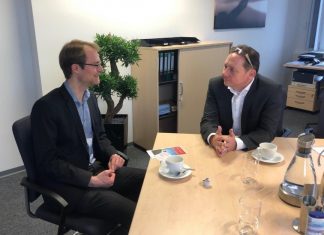 Karl Tymister, Vorsitzender der Geschäftsführung der Agentur für Arbeit Mettmann (rechts) im Gespräch mit Dr. Christian Untrieser MdL. Foto: Büro Dr. Untrieser