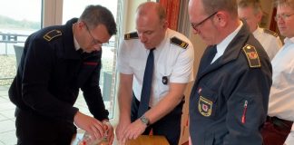 Matthias Mausbach (Feuerwehr Mettmann), Guido Vogt (Feuerwehr Erkrath, Vorsitzender des Kreisfeuerwehrverbandes), Arne Köster (Ärztlicher Leiter Rettungsdienst des Kreises Mettmann). Foto: Kreis ME