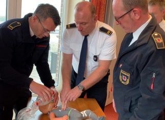 Matthias Mausbach (Feuerwehr Mettmann), Guido Vogt (Feuerwehr Erkrath, Vorsitzender des Kreisfeuerwehrverbandes), Arne Köster (Ärztlicher Leiter Rettungsdienst des Kreises Mettmann). Foto: Kreis ME