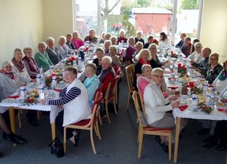 Gute Stimmung und weihnachtliche Musik: Die Feier im Seniorentreff in Eggerscheidt sorgte für volle Tische. Foto: Michael Baaske, Stadt Ratingen
