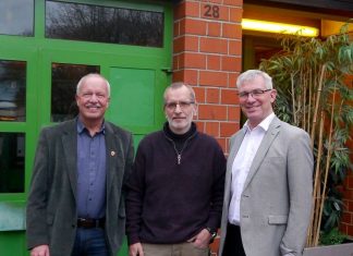 Bürgermeister Klaus Pesch (rechts) und Jugenddezernent Rolf Steuwe (links) dankten Jochen Celler für 39 Jahre engagierte Jugendarbeit im Dienst der Stadt Ratingen. Foto: Stadt Ratingen