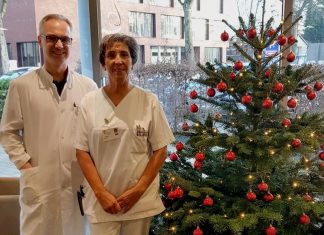 Vor der Tanne voller Namen: Chefarzt Dr. med. Clemens Stock und Stationsleitung Anna Spieser. Foto: EVK Mettmann
