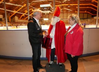 Der Weihnachtsmann war zu Gast bei den Ice Aliens. Foto: Ice Aliens