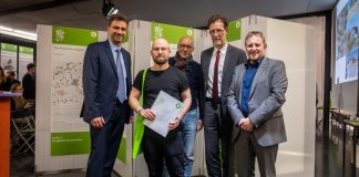 Baudezernent Peter Stuhlträger (Hilden), Frank Boberg, Leiter der Abteilung Stadtplanung und Stadtentwicklung (Ratingen), Baudezernent Martin Barnat (Wülfrath) und Carsten Zimmermann, Leiter der Abteilung Strategische Planung (Solingen) gratulieren dem Preisträger Marc Rieser (vorne). Foto: Till Budde