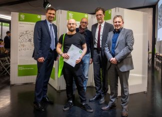 Baudezernent Peter Stuhlträger (Hilden), Frank Boberg, Leiter der Abteilung Stadtplanung und Stadtentwicklung (Ratingen), Baudezernent Martin Barnat (Wülfrath) und Carsten Zimmermann, Leiter der Abteilung Strategische Planung (Solingen) gratulieren dem Preisträger Marc Rieser (vorne). Foto: Till Budde