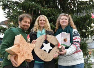 Sind ein eingespieltes Team: Veronika Kautz (r.), Irid und Hannes Johannsen haben auch dieses Jahr den Heiligenhauser Weihnachtsmarkt organisiert und das Programm vorgestellt. Foto: Mathias Kehren