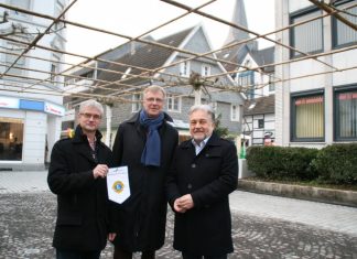 Lions-Präsident Reinhard Kliss, Activity-Beauftragter Jürgen Jülich und Bürgermeister Thomas Dinkelmann am fertiggestellten Platanendach an der Mühlenstraße. Foto: Kreisstadt Mettmann