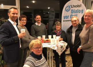 Traditioneller Weinhachtsumtrunk im Paul-Ludowigs-Haus: Über 50 Nachbarinnen und Nachbarn waren der Einladung von Lhoist gefolgt und kamen mit Werksleiter Carlos Ripoll (3.v.links, hinten) und Thomas Perterer, Vice President Operations bei Lhoist Germany (links), bei Punsch und Gebäck ins Gespräch. Foto: Lhoist