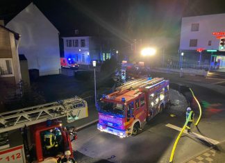 Kurz vor Mitternacht rückte die Feuerwehr am Montag an die Schlüterstraße aus. Foto: Feuerwehr Erkrath