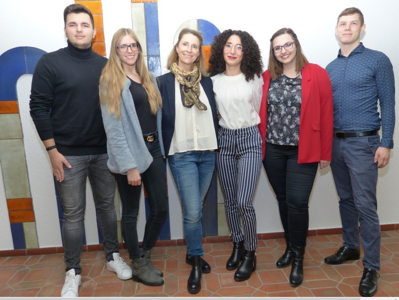 Absolventen 2019 Die Absolventen und ihre Ausbildungleiterin freuen sich über den erfolgreichen Ausbildungsabschluss: Dimitrios Kortsalis, Sabrina Bär, Claudia Lück-Rüth, Tugce Ata, Aleksandra Cibis und Jeremy Heiter.