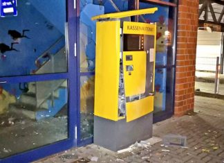Der aufgesprengte Kassenautomat des Parkhauses an der Turnerstraße in Langenfeld. Foto: Polizei