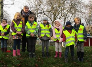 Die Baugenossenschaft hat insgesamt 25 Sicherheitswesten an den Kindergarten "Wordenbecker Weg" gespendet. Foto: BGN