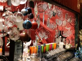 Sanierungspläne wirken sich auf den Mettmanner Blotschenmarkt aus An den Weihnachtsbuden gibt es vieles - vom Glühwein bis zur Christbaumkugel. Foto: André Volkmann