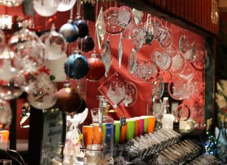 An den Weihnachtsbuden gibt es vieles - vom Glühwein bis zur Christbaumkugel. Foto: André Volkmann
