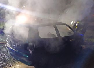 Der VW Polo brannte vollständig aus - die Ursache für den Brand ist noch nicht geklärt. Foto: Polizei