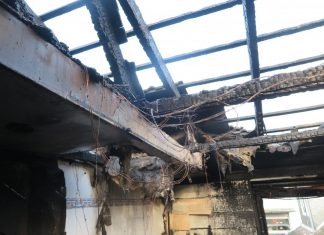 Der Dachstuhl des Mehrfamilienhauses wurde bei dem Brand zerstört. Foto: Polizei