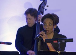 Christina Clark singt, Michael Giesen spielt dazu Kontrabass. Foto: Saad Hamza