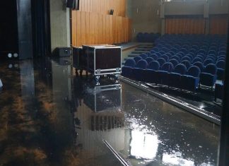 Der Bühnenbereich stand unter Wasser. Foto: Feuerwehr Ratingen