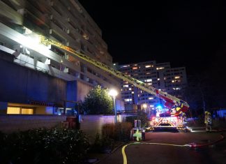 Über eine Drehleiter bekämpften die Brandschützer die Flammen in der Wohnung im vierten Obergeschoss des Hochhauses. Foto: Feuerwehr