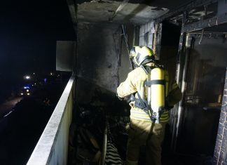 Auf dem Balkon der Wohnung ist der Brand laut Feuerwehr entstanden. Foto: Feuerwehr