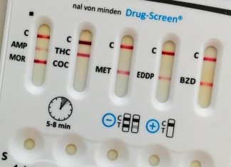 Der Drogentest des 38-Jährigen. Die fehlende rote Linie unter "COC" (Kokain) zeigt, dass der Mann unter dem Einfluss von Kokain stand. Foto: Polizei
