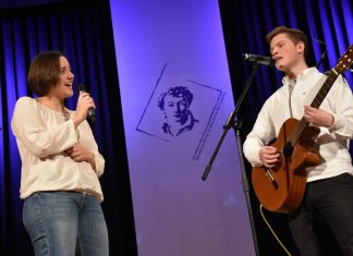 Helena Sonneson und Bendikt Jeschek standen für ein Duett auf der Bühne. Foto: HHG