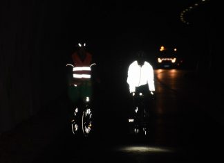 Die Kooperationspartner insbesondere machen darauf aufmerksam, dass die an den Rädern angebrachten Akku- und Batterieleuchten weniger das eigene Sehen unterstützen sollen, sondern vielmehr dem Zwecke dienen, dass Radfahrer von anderen Verkehrsteilnehmern (insbesondere Auto- und Lkw-Fahrern) möglichst frühzeitig wahrgenommen werden. Foto: Polizei