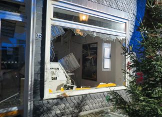 Durch die Explosion wurde auch die Schaufensterscheibe des Kundenraums nach außen gesprengt. Foto: Polizei