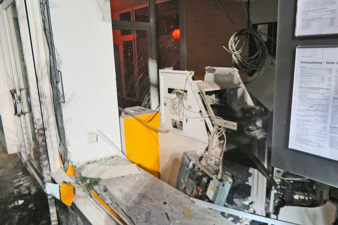 Nach der Sprengung kamen die Täter an das Bargeld im Automaten. Foto: Polizei