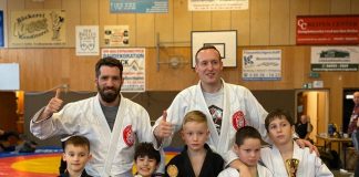 Die erwachsenen Kampfsportler Andreas Toutsidis und Klaus Beckert mit dem Nachwuchs: Ruslan Eugenia Bergheim, Ilias Toutsidis, Manuel Beckert, Yusup Gigiev und Yunus Gigiev. Foto: Privat