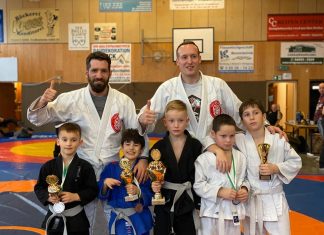 Die erwachsenen Kampfsportler Andreas Toutsidis und Klaus Beckert mit dem Nachwuchs: Ruslan Eugenia Bergheim, Ilias Toutsidis, Manuel Beckert, Yusup Gigiev und Yunus Gigiev. Foto: Privat