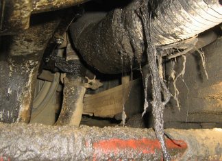 An den Leitungen des Lastwagens fandden die beamten mehrere undichte Stellen. Foto: Polizei