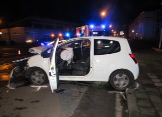 Der Renault Clio wurde durch den Zusammenstoß massiv beschädigt. Foto: Polizei