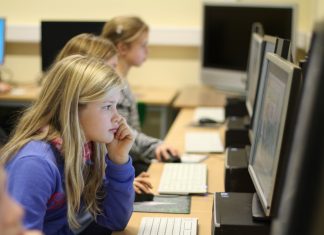 Die neunjährige Lilith und ihre Mitschüler freuen sich über die neuen Computer. Foto: André Volkmann
