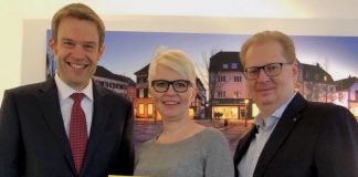 Notar Dr. Jens Bormann, Präsident der Bundes-Notarkammer; Glücksfee Julia Hölting; Alexander Rebs, Präsident des Lions Club Ratingen. Foto: Lions