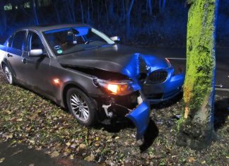 Der BMW wurde durch den Aufprall auf den Baum stark beschädigt. Sein Fahrer erlitt schwere Verletzungen und wurde in ein Krankenhaus gebracht. Foto: Polizei