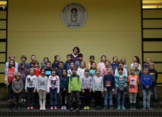 Der junge Chor der GGS Neandertal samt Leiterin. Foto: GGS Neandertal