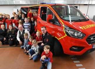Die Kinderfeuerwehr Velbert hat einen neuen Mannschaftwagen bekommen. Foto: Mathias Kehren