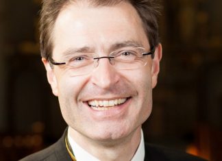 Dirigent Wolfgang Kläsener leitet das weihnachtliche Mitsing-Konzert. Foto: Horst Wiedemann