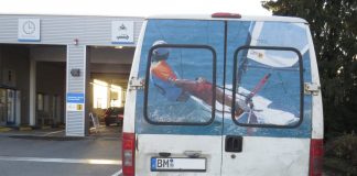 Mit 59 entdeckten Mängel war dieser Transporter laut Polizei nicht mehr verkehrstauglich. Foto: Polizei