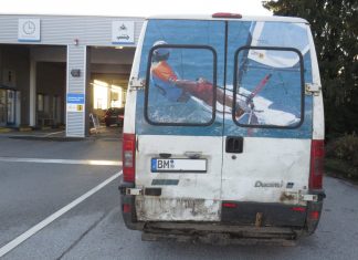 Mit 59 entdeckten Mängel war dieser Transporter laut Polizei nicht mehr verkehrstauglich. Foto: Polizei