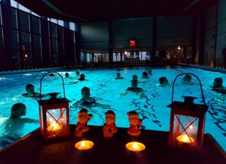 Am Donnerstag hatte das Hallenbad-Team zum traditionellen Lichterschwimmen ins Bad eingeladen. Foto: Kreisstadt Mettmann