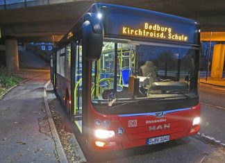 Drei bislang unbekannte Männer haben den Fahrer dieses Linienbusses überfallen. Foto: Polizei