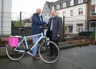 Bürgermeister Thomas Dinkelmann wünscht Marcel Alpkaya, dem Klimaschutzbeauftragten der Stadt, viel Erfolg für seine Arbeit. Foto: Kreisstadt Mettmann